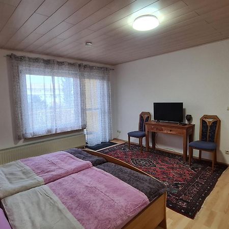 Gemuetliche 120 Qm Ferienwohnung Mit Balkon Adelsdorf Luaran gambar