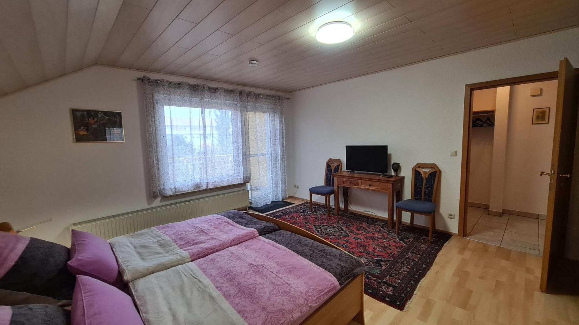 Gemuetliche 120 Qm Ferienwohnung Mit Balkon Adelsdorf Luaran gambar