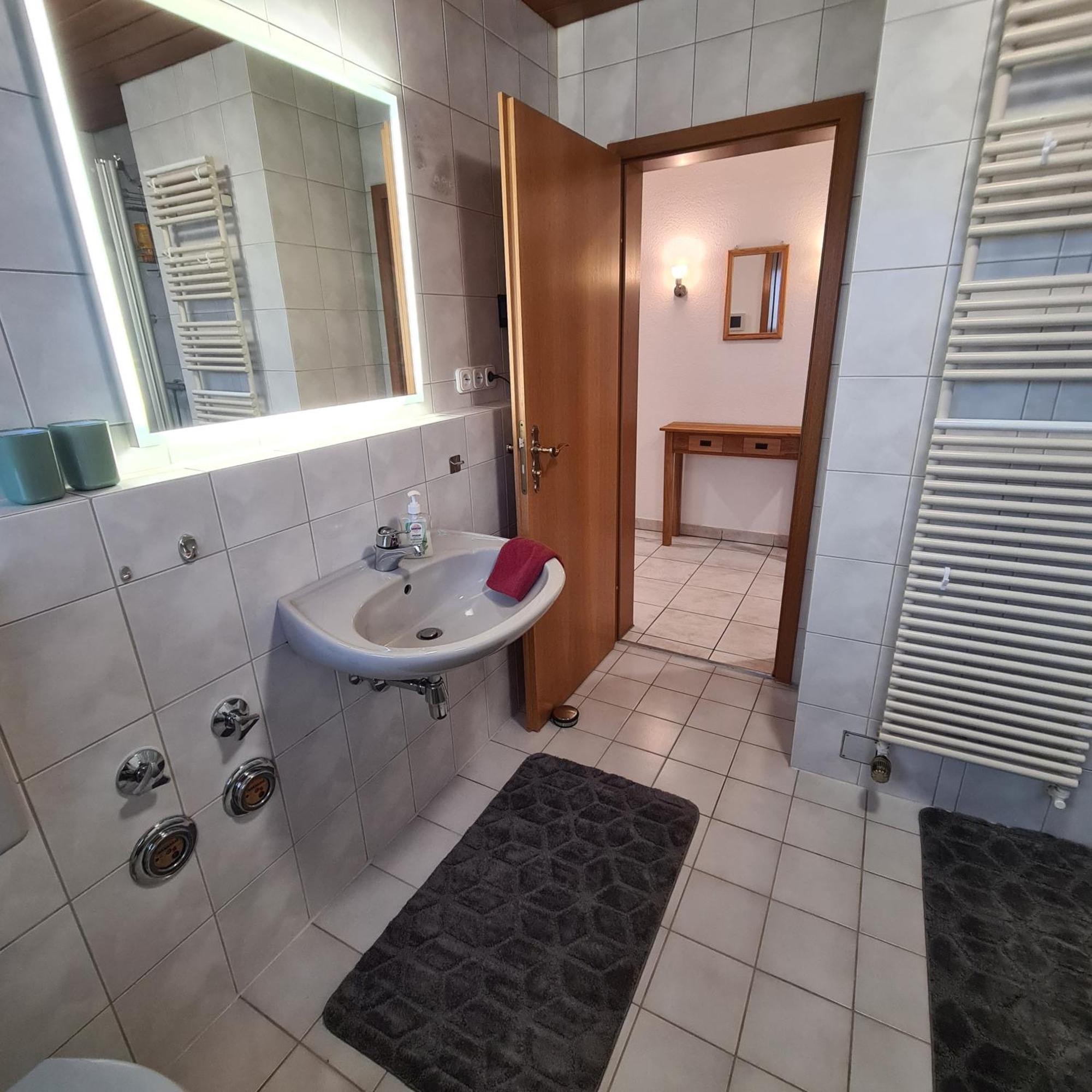 Gemuetliche 120 Qm Ferienwohnung Mit Balkon Adelsdorf Luaran gambar