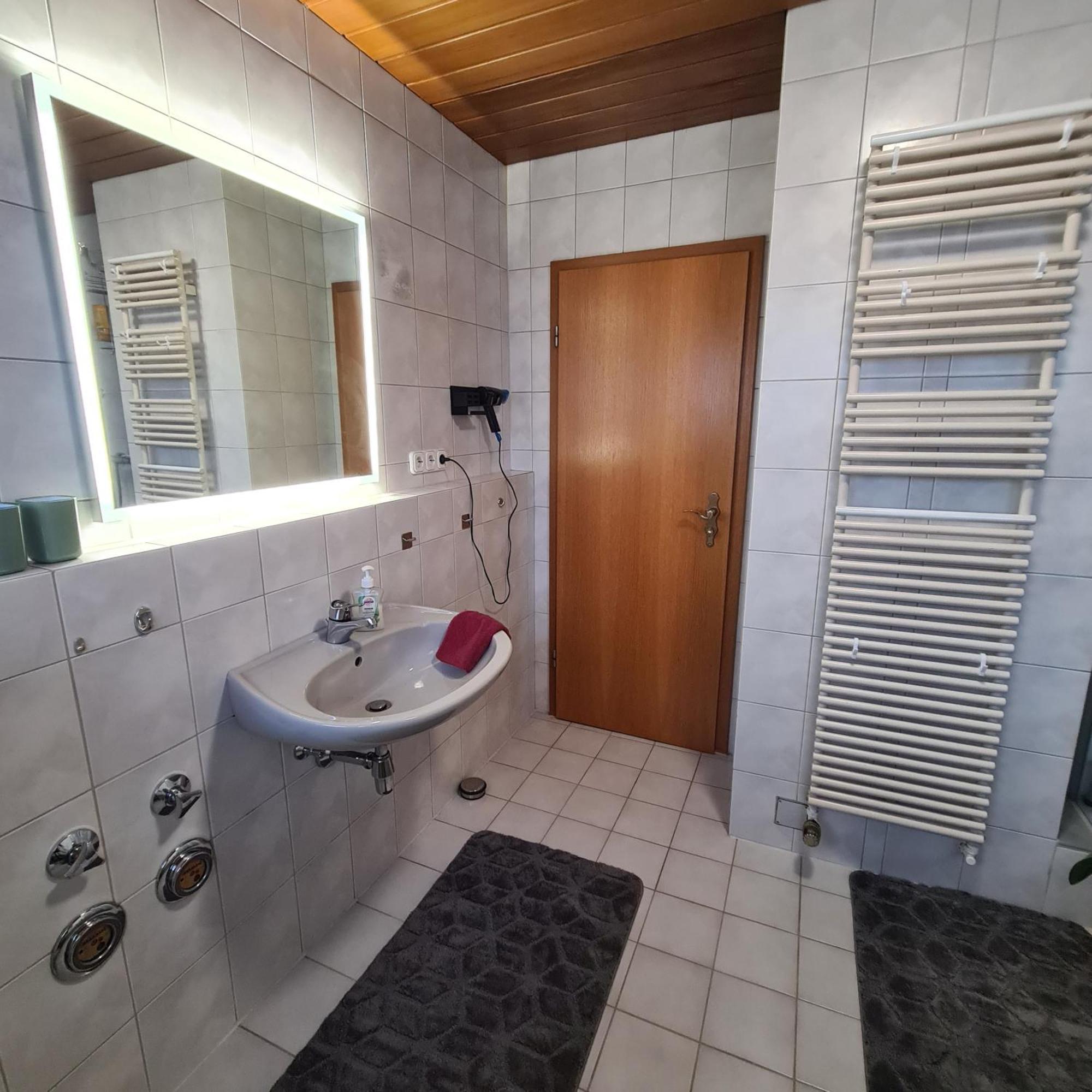 Gemuetliche 120 Qm Ferienwohnung Mit Balkon Adelsdorf Luaran gambar