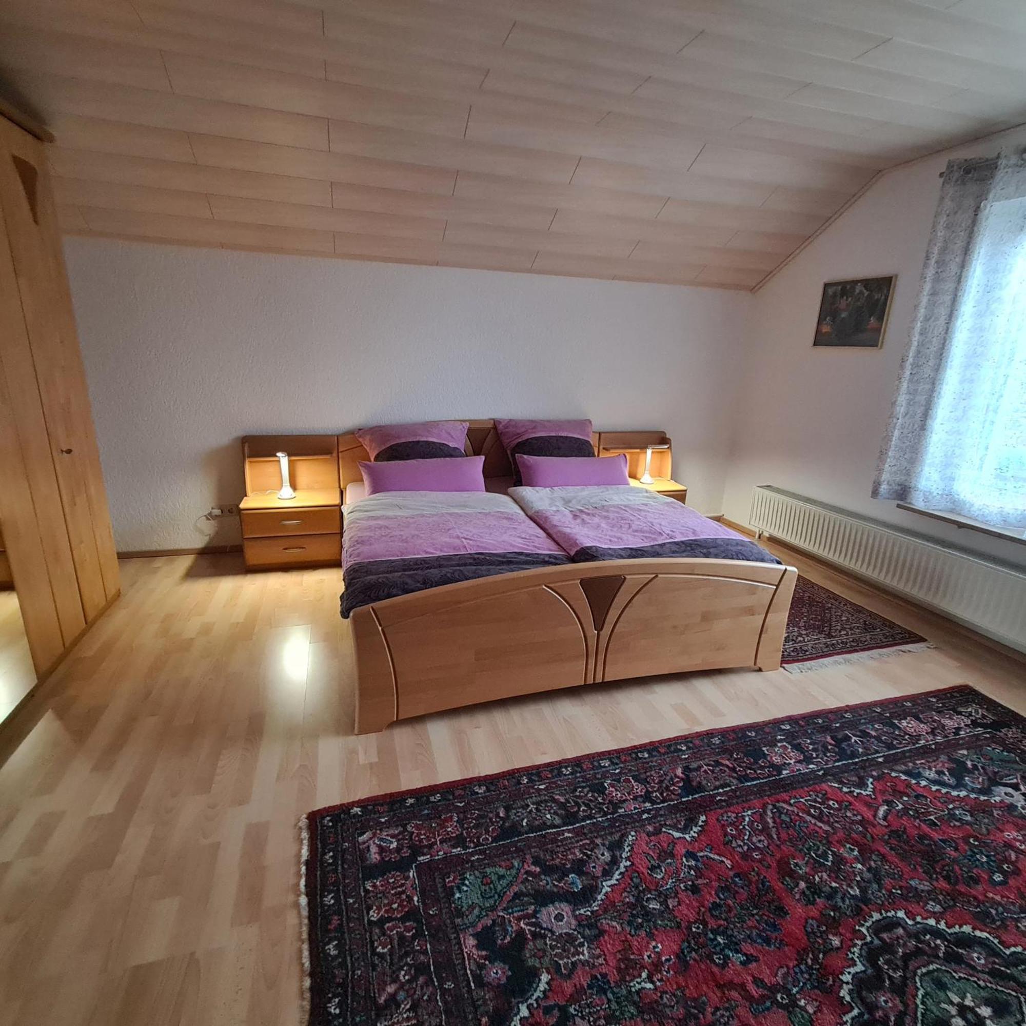 Gemuetliche 120 Qm Ferienwohnung Mit Balkon Adelsdorf Luaran gambar