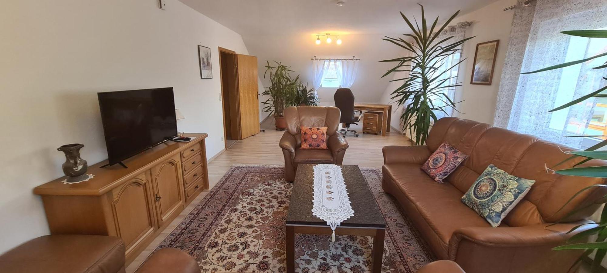 Gemuetliche 120 Qm Ferienwohnung Mit Balkon Adelsdorf Luaran gambar
