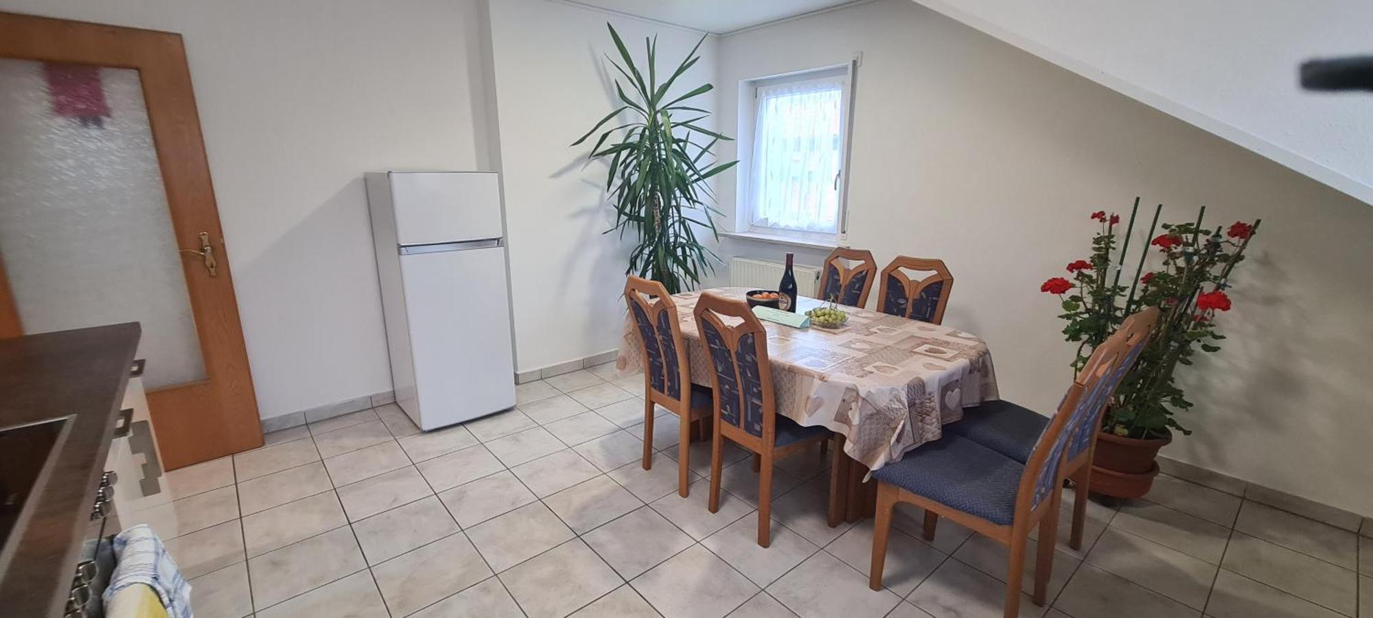 Gemuetliche 120 Qm Ferienwohnung Mit Balkon Adelsdorf Luaran gambar